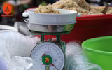 [ẢNH] Xem người Hà Nội đi chợ ăn Tết 